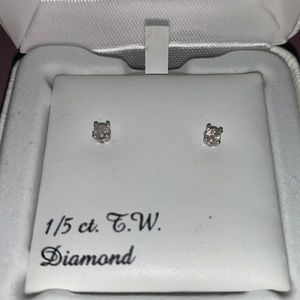 1/5 ct diamond stud earrings